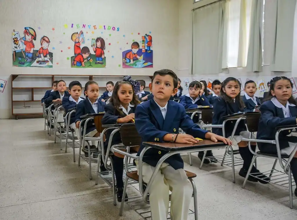Ninos en clases